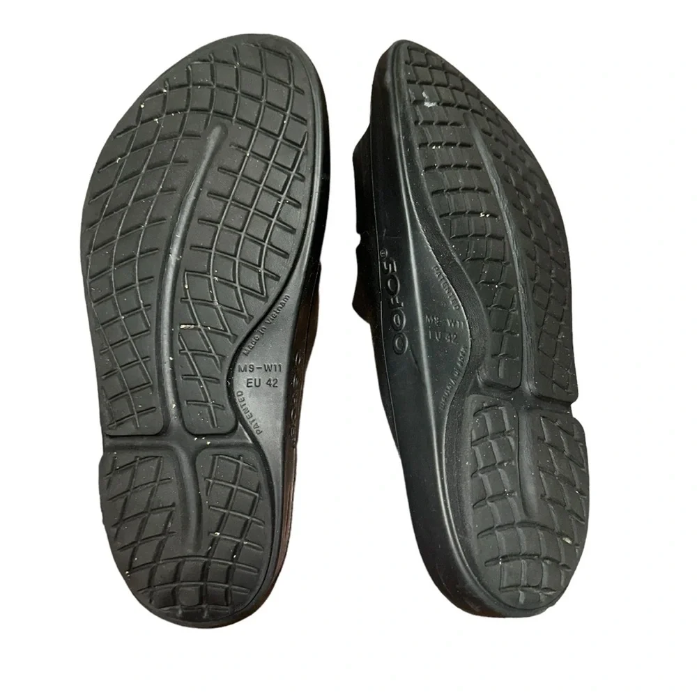 oofos women’s sandals Size 11